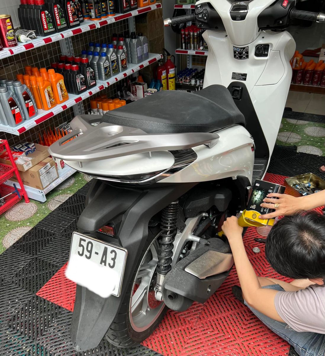 honda-sh-350i-thay-nhot-essenza-5w30-full-tong-hop