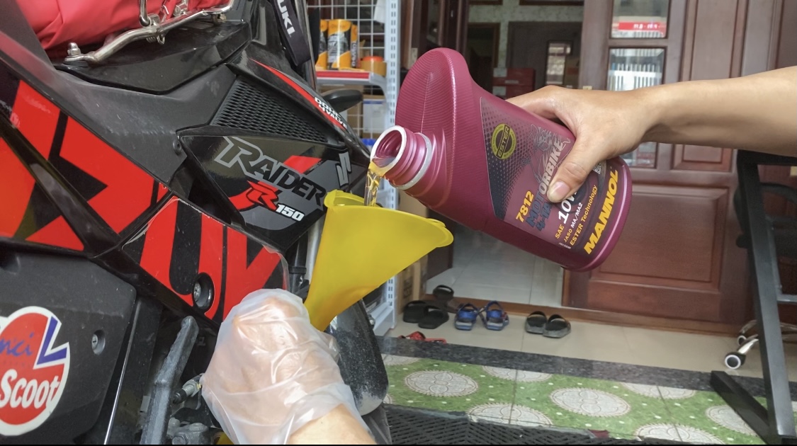 Raider150-thay-1L4-nhot-mannol-tatk-10w40