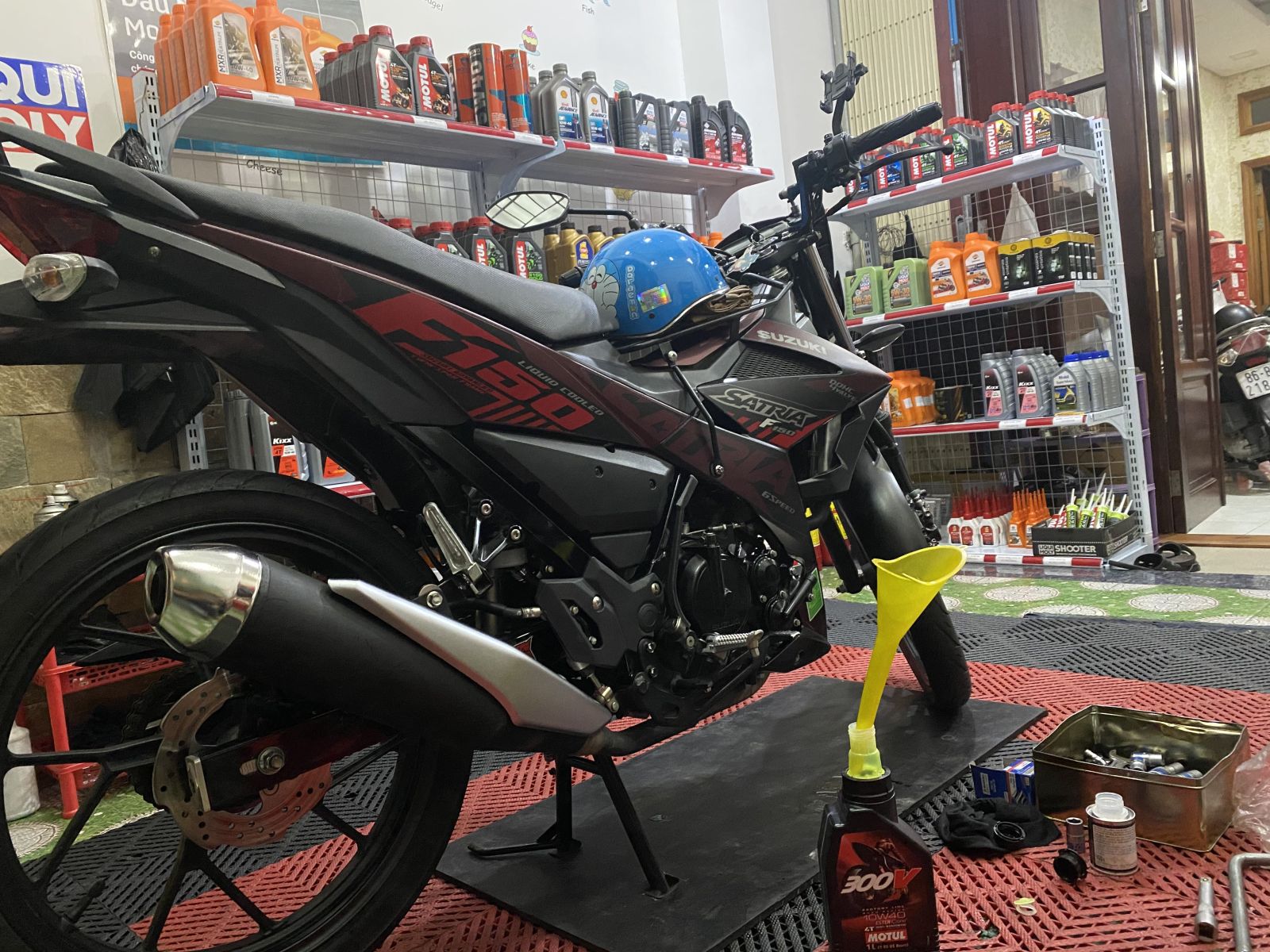 satria150-thay-1l4-motul-300v-10w40