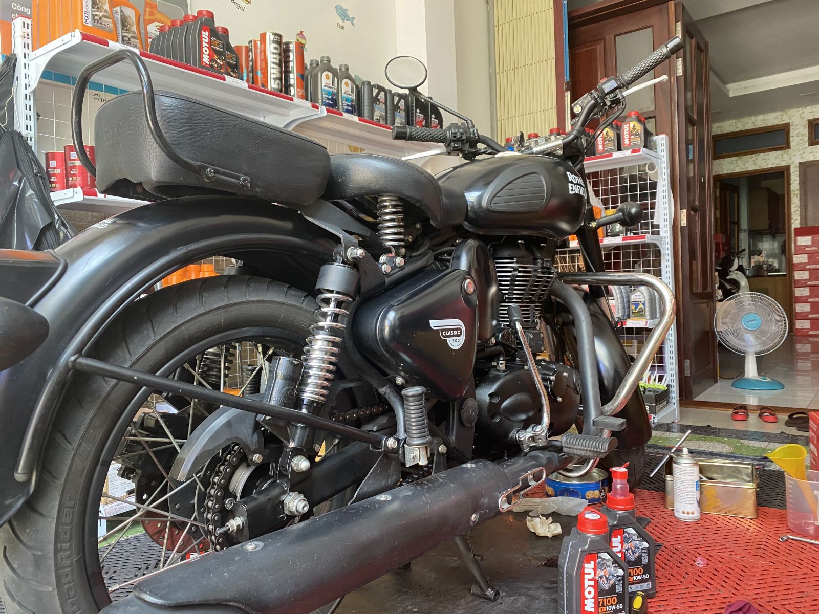 Royal-classic-500cc-thay-nhot-7100-10w50